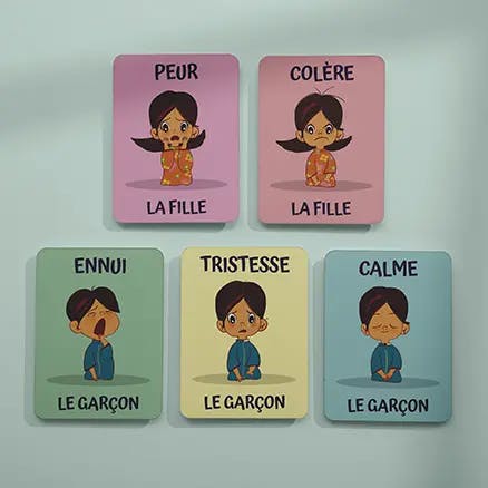 Photo de cinq cartes multicolores, rangées en colonnes, qui représentent des enfants avec des émotions différentes