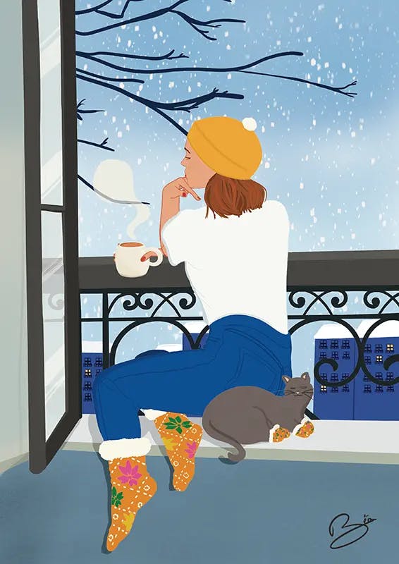 Illustration d'une femme avec un bonnet jaune, des chaussettes jaune rouges aux motifs de noël et un t-shirt blanc, elle bois un chocolat chaud accoudée au bord de sa fenêtre avec son chat gris blottit contre elle. Le chat porte lui aussi des chaussettes. Dehors il neige